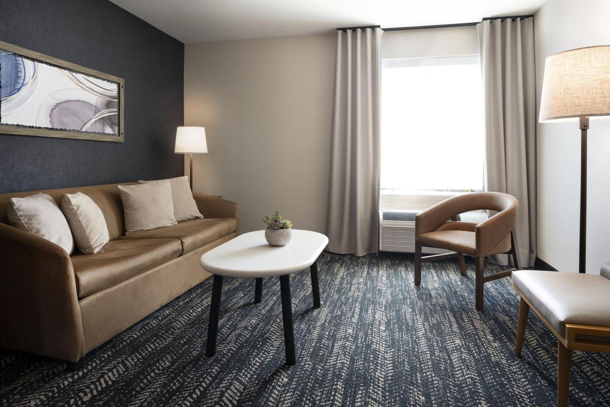Hotel Fairfield By Marriott & Riverpark 3*