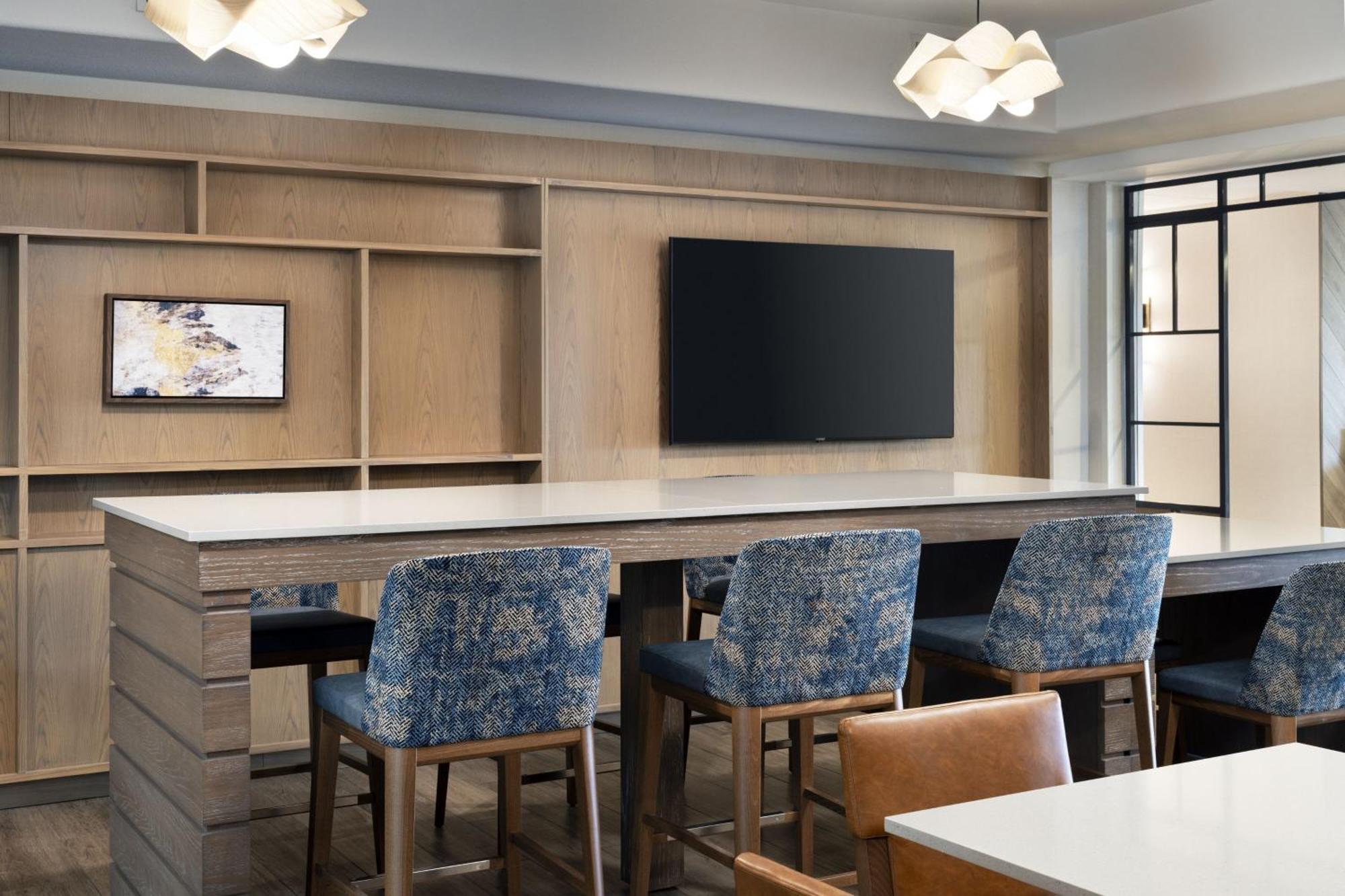 Hotel Fairfield By Marriott & Riverpark 3*