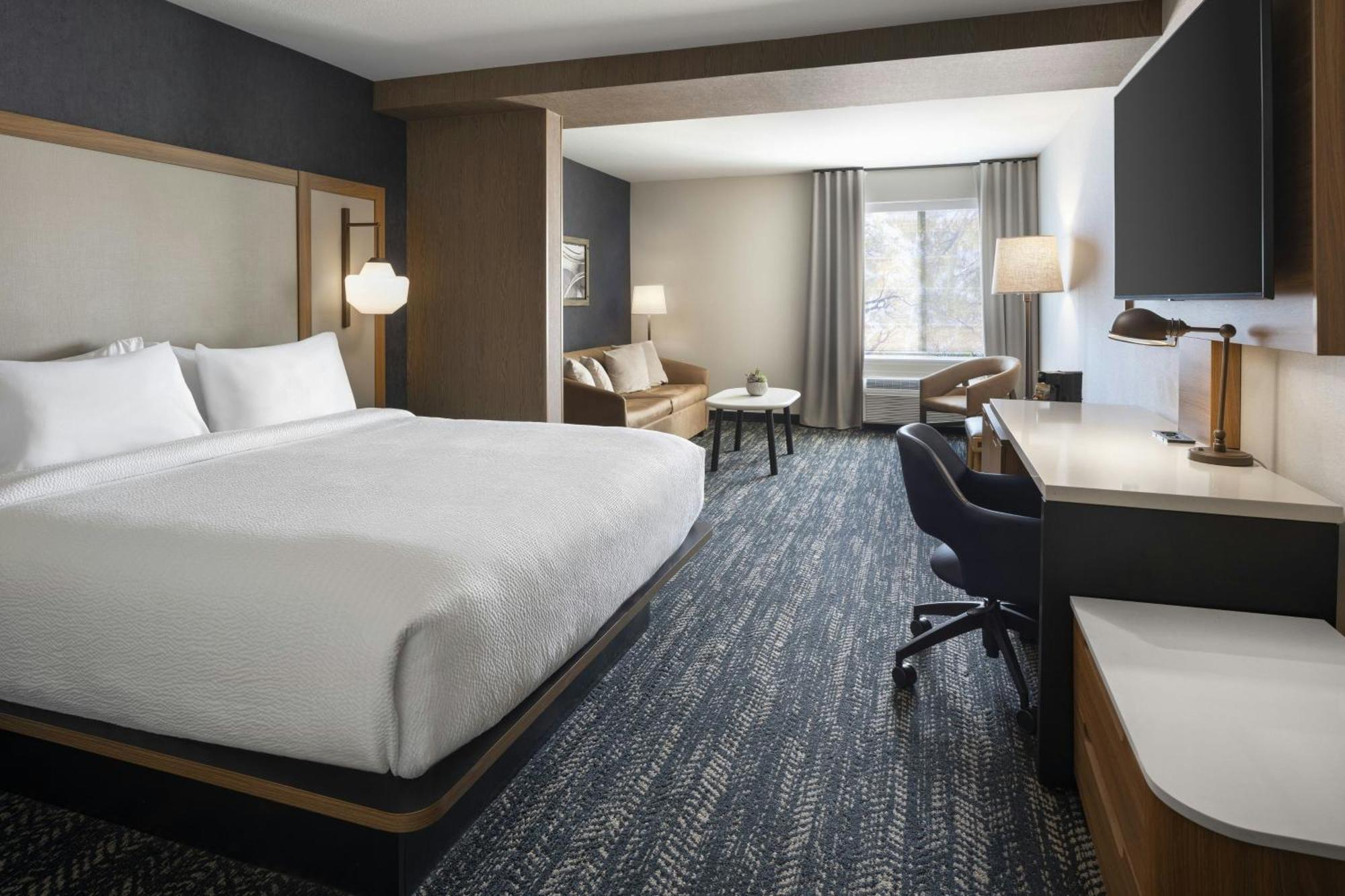 Fairfield By Marriott & Riverpark Hotel 3*