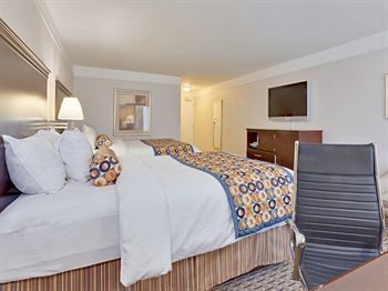 Fairfield By Marriott & Riverpark Hotel 3*