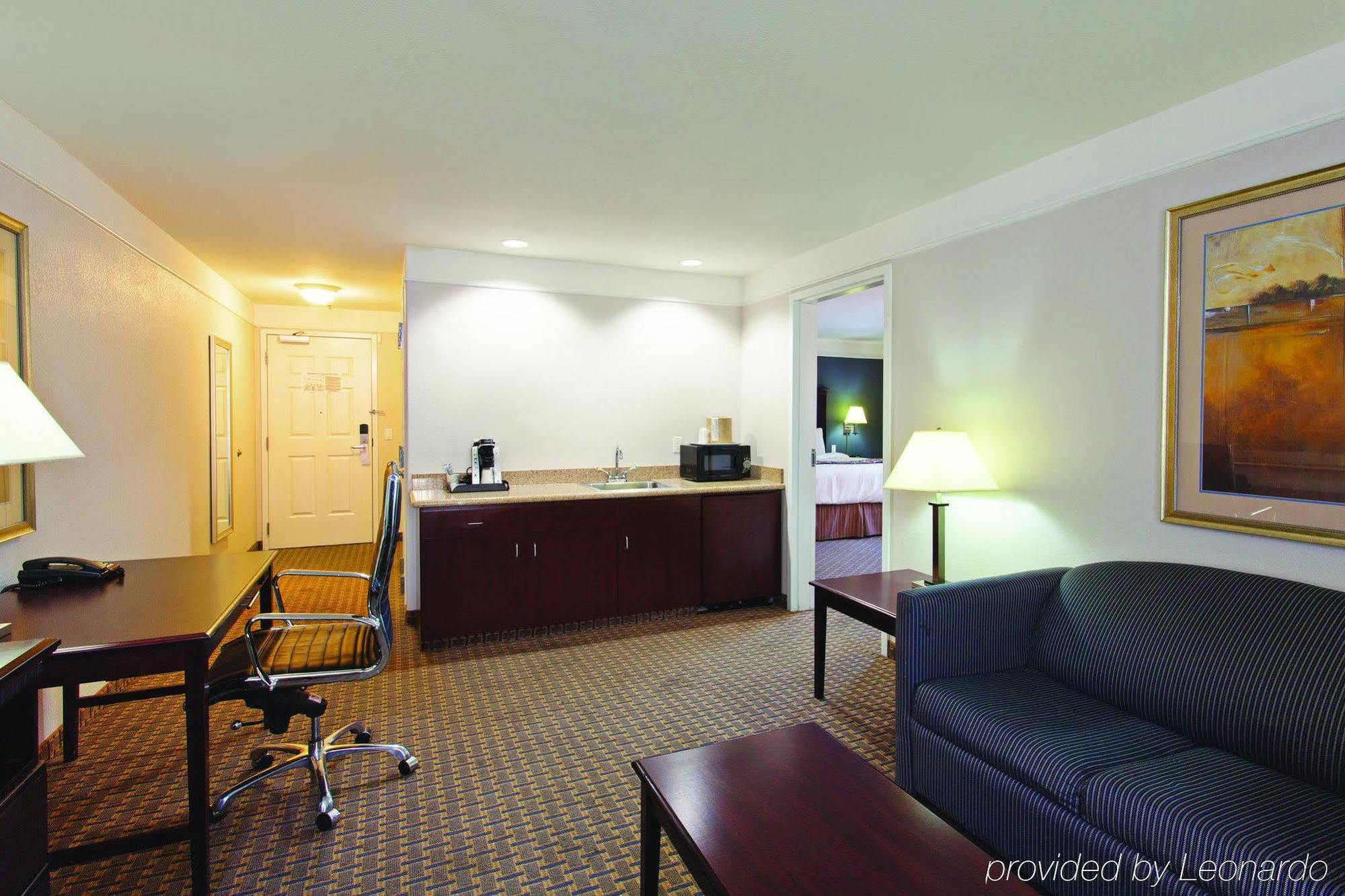 Fairfield By Marriott & Riverpark Hotel 3*